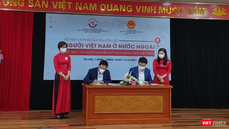 Lễ ký kết hợp tác của Ban Điều hành Đề án 844 với Ủy ban Nhà nước về người Việt Nam ở nước ngoài.