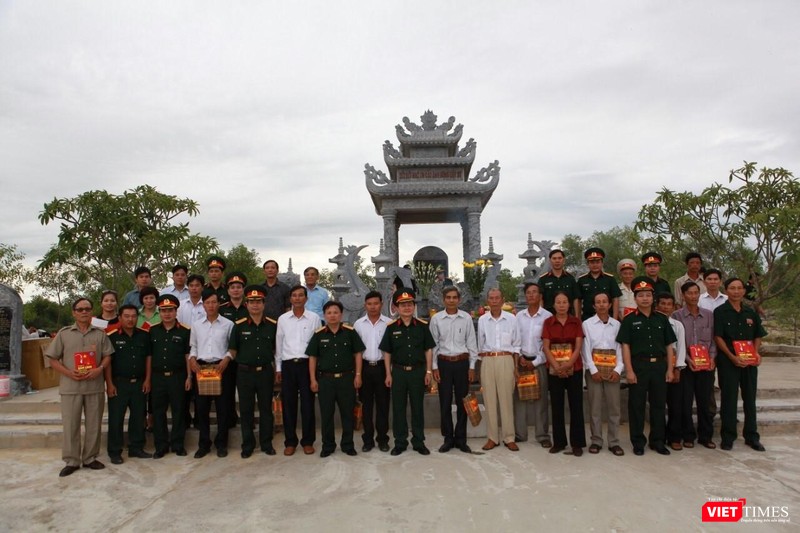 CBCS Tổng Công ty 36 BQP và 32 gia đình liệt sỹ tại buổi lễ khánh thành bia tưởng niệm (ảnh: Nguyễn Công Khang) CBCS Tổng Công ty 36 BQP và 32 gia đình liệt sỹ tại buổi lễ khánh thành bia tưởng niệm (ảnh: Nguyễn Công Khang)