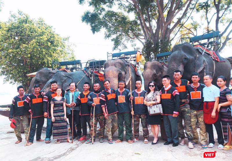 Gia chủ cùng khách mời dự lễ