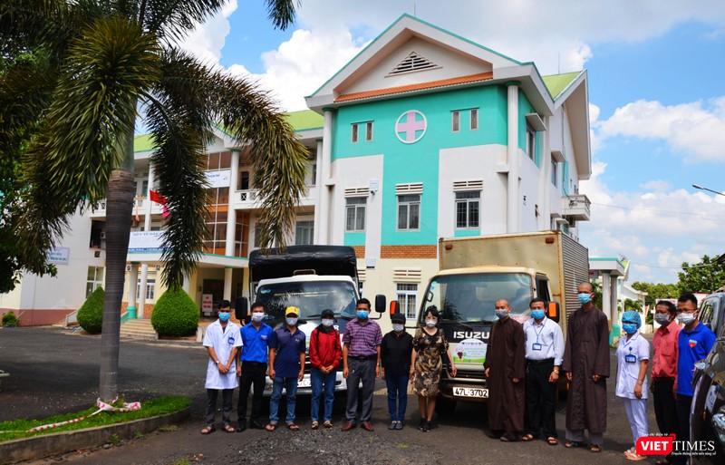 Đại diện Bệnh viện chụp ảnh lưu niệm tiễn đoàn Đại diện Bệnh viện chụp ảnh lưu niệm tiễn đoàn