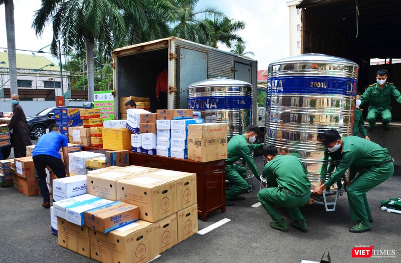 Trong hơn 30 mặt hàng tặng chiến sĩ biên phòng, có bồn chứa nước mưa Trong hơn 30 mặt hàng tặng chiến sĩ biên phòng, có bồn chứa nước mưa