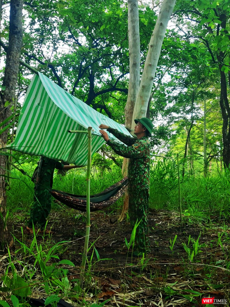 Chiến sĩ trẻ đối mặt với nhiều gian khổ để làm tốt nhiệm vụ phòng dịch Chiến sĩ trẻ đối mặt với nhiều gian khổ để làm tốt nhiệm vụ phòng dịch