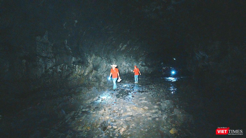 Dân địa phương gọi đây là Hang Nước vì ẩm ướt và mát lạnh Dân địa phương gọi đây là Hang Nước vì ẩm ướt và mát lạnh