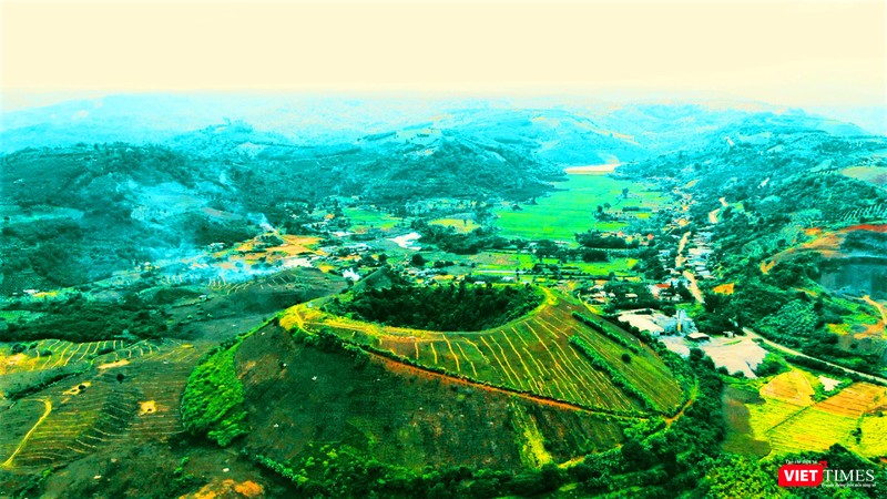 Họng núi lửa Chư Bluk chụp từ trên cao bởi flycam Họng núi lửa Chư Bluk chụp từ trên cao bởi flycam