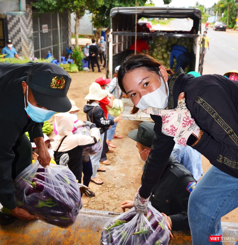 Bốc vác mướt mồ hôi mà vẫn vui Bốc vác mướt mồ hôi mà vẫn vui