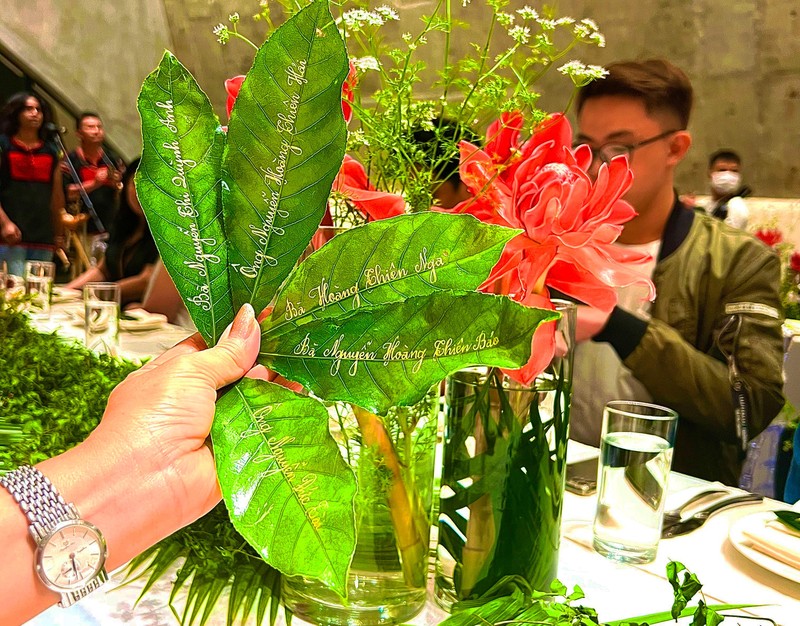 Lá cà phê thành danh thiếp định vị trong tiệc chiêu đãi tại Bảo tàng Lá cà phê thành danh thiếp định vị trong tiệc chiêu đãi tại Bảo tàng