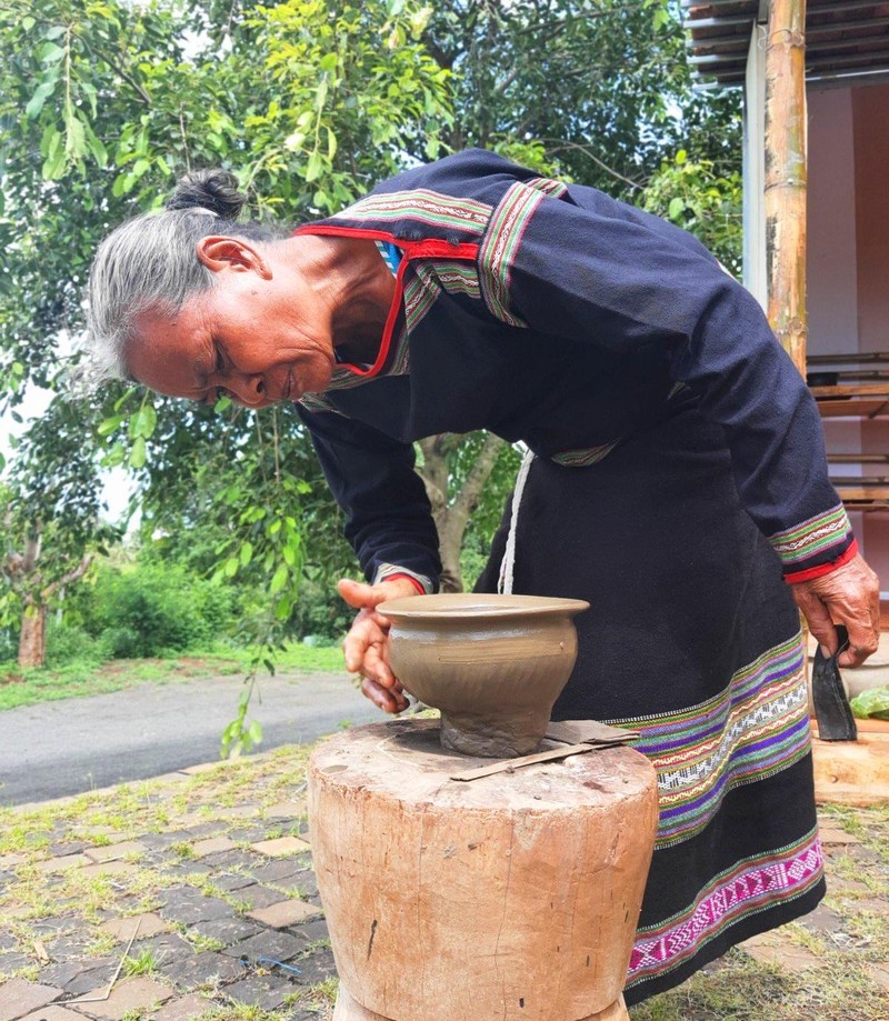 Và cách chuốt đất sét thành đồ gốm của người phụ nữ M'Nông thật cổ xưa Và cách chuốt đất sét thành đồ gốm của người phụ nữ M'Nông thật cổ xưa