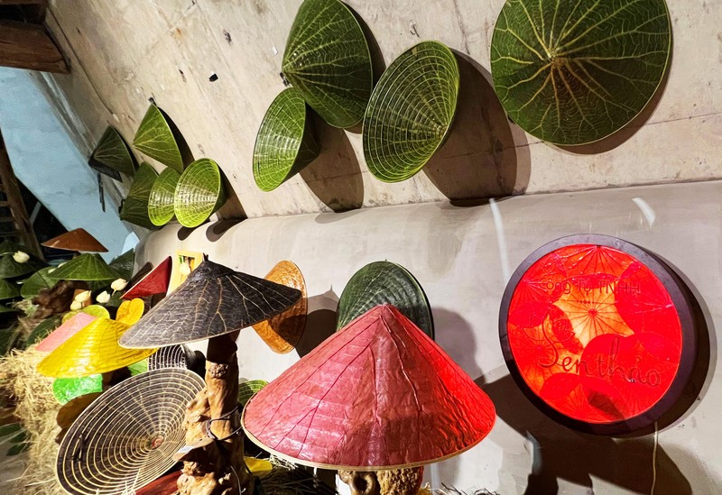 Góc nón lá Sen Thảo rực rỡ, thu hút Góc nón lá Sen Thảo rực rỡ, thu hút