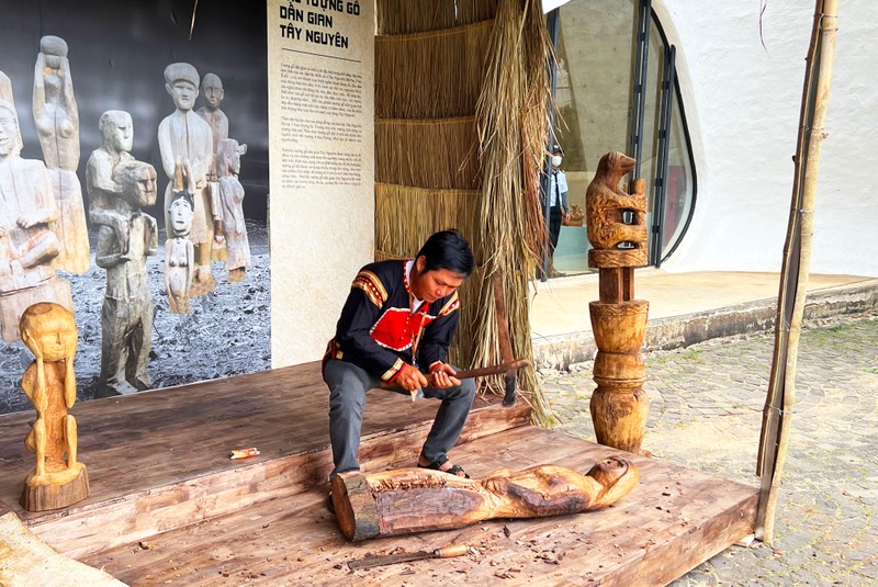 Ngoài sân, nghệ nhân say mê đẽo tượng nhà mồ Ngoài sân, nghệ nhân say mê đẽo tượng nhà mồ