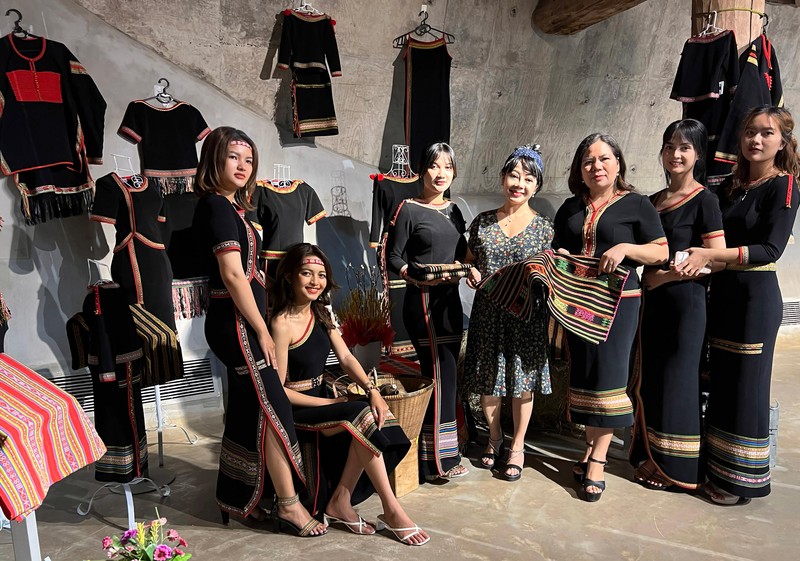 Góc trưng bày sản phẩm thổ cẩm của nhóm thợ dệt Buôn H'Ra Góc trưng bày sản phẩm thổ cẩm của nhóm thợ dệt Buôn H'Ra