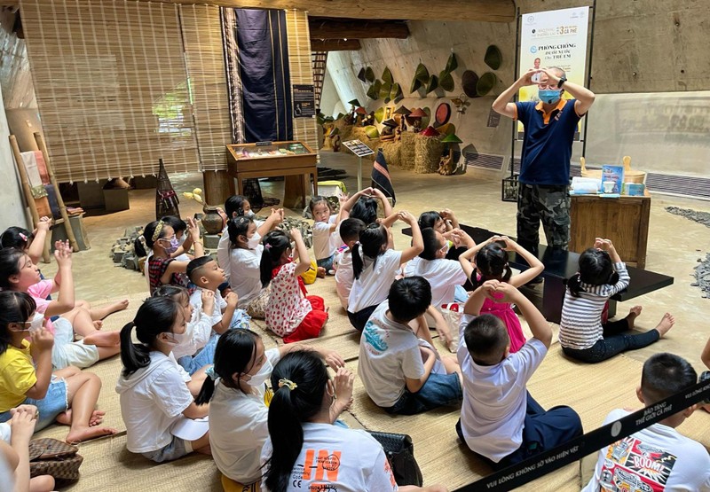 Dạy trẻ em phòng chống đuối nước, ở nơi... không có bể bơi Dạy trẻ em phòng chống đuối nước, ở nơi... không có bể bơi