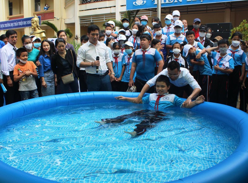 Dạy trẻ cách nổi trên nước, trường THCS Trần Quang Diệu, TP Buôn Ma Thuột Dạy trẻ cách nổi trên nước, trường THCS Trần Quang Diệu, TP Buôn Ma Thuột