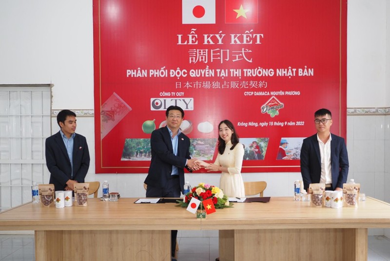 Doanh nhân Nhật Bản về tận xã Phú Lộc ký kết đại lý độc quyền