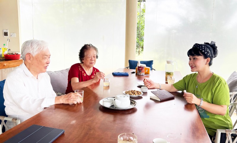 Vợ chồng Giáo sư Hoàng Hòe tự xay sữa mắc ca và rang mắc ca mời khách