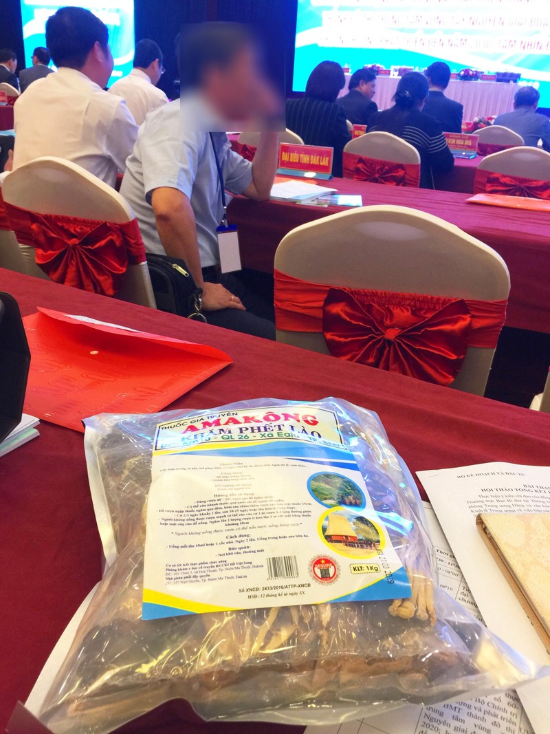 Có tới 400 túi "thuốc Ama Kông-Khăm Phết Lào" giả mạo tặng quan khách tại một hội nghị lớn tháng 3/2019