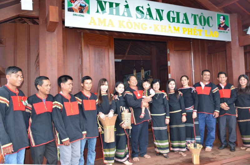 Khăm Phết nhắc nhở con cháu phải biết trân trọng bản sắc văn hóa dân tộc