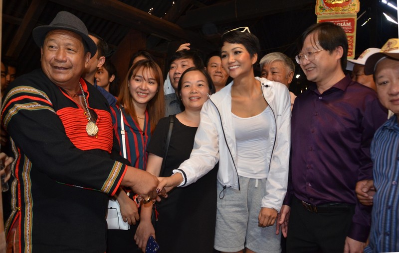 Ngày H'Hen Nie về thăm buôn làng sau khi vào top 5 Hoa hậu Hoàn Vũ, Khăm Phết lập tức đến tặng cô 100 triệu đồng "để cháu làm từ thiện".