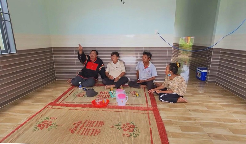 Khăm Phết hướng dẫn đôi vợ chồng Y Điêu-H'Khôn cách trang trí nhà cửa