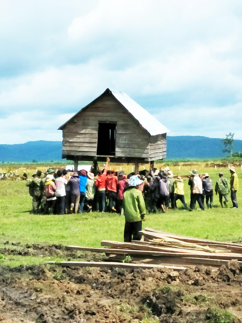 Dời làng kiểu "Thần Đèn" ở Pờ Tó