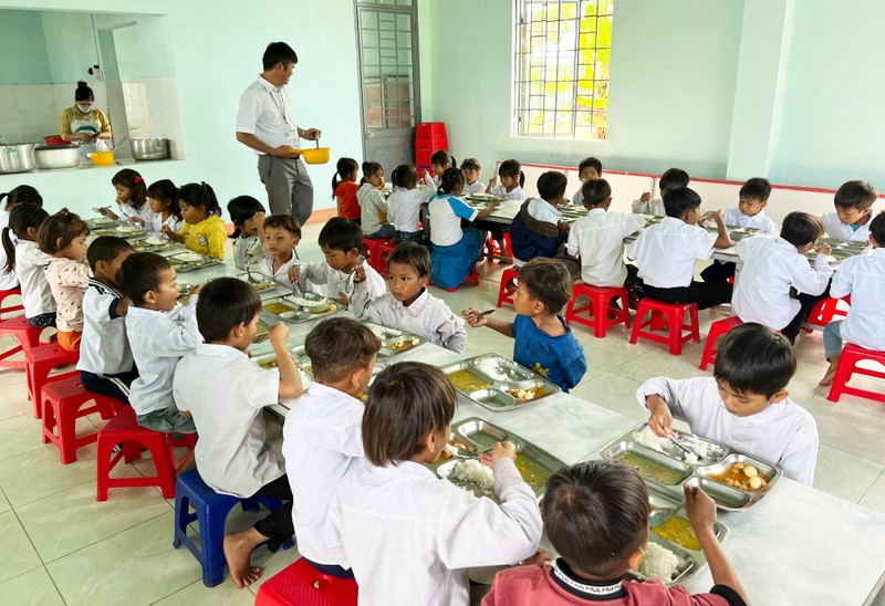 Thầy Ry phát thêm thức ăn cho bữa "Cơm có thịt"