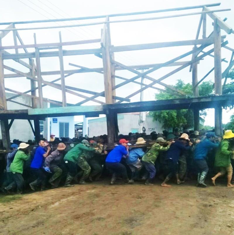 Bộ đội cùng khiêng nhà với dân