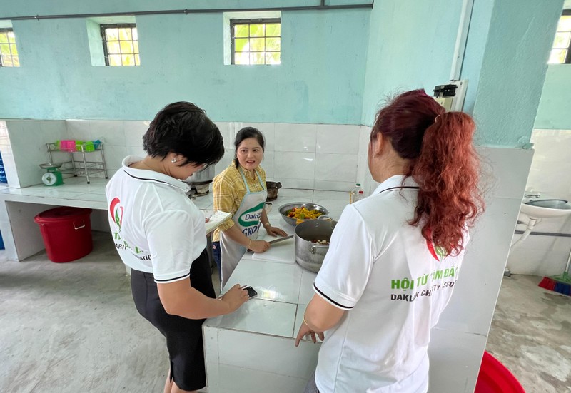 Cô Mai vừa làm bếp vừa chia sẻ với đoàn tham quan của Hội Từ Tâm Đắk Lắk