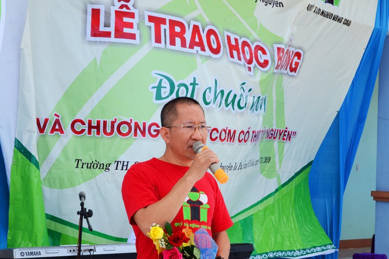 Nhà báo Nguyễn Anh Tú-Giám đốc Quỹ Trò nghèo vùng cao tại Pờ Tó