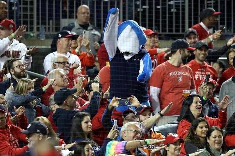 Người hâm mộ Đội Washington Nationals hát "Baby Shark" trong Trận đấu thứ ba của World Series 2019 (Ảnh: Getty) Người hâm mộ Đội Washington Nationals hát "Baby Shark" trong Trận đấu thứ ba của World Series 2019 (Ảnh: Getty)