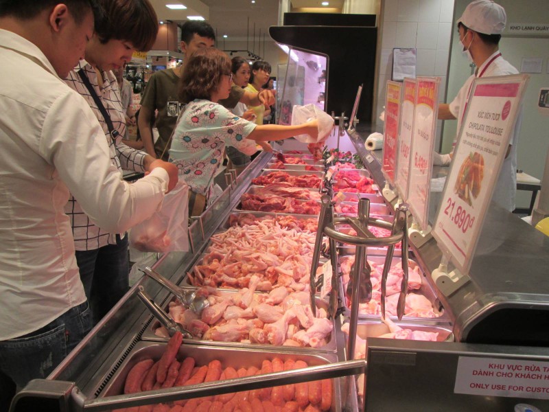 Tại các siêu thị, giá thịt cũng giảm khoảng 8-10%,