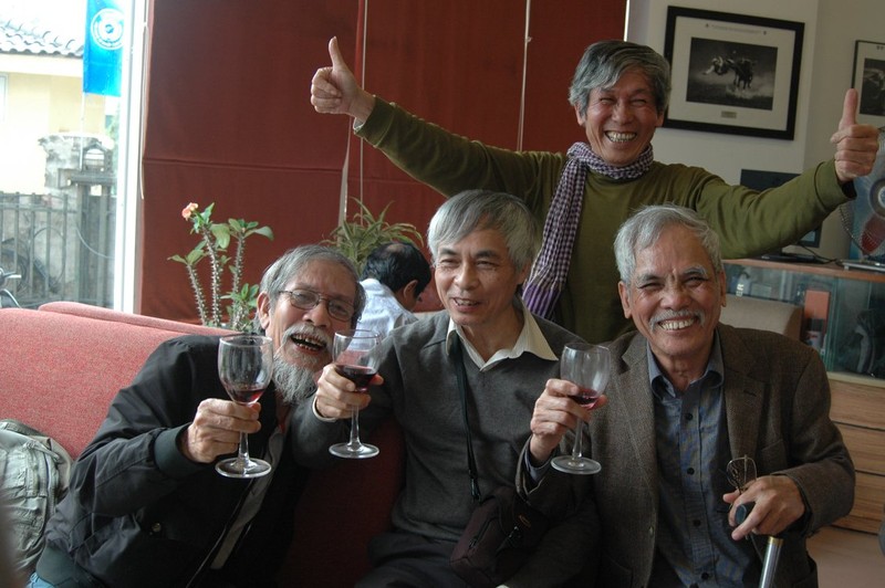 Trần Hồng và các đồng nghiệp của anh