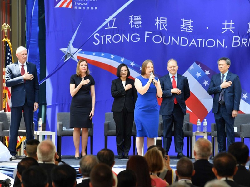 Các quan chức Đài Loan và Mỹ tại Lế khánh thành trụ sở AIT.