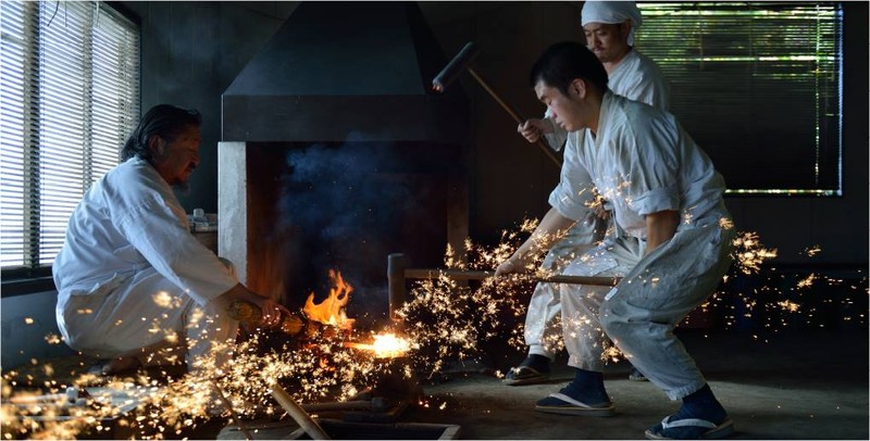 Fujiwara Kanefusa cùng các thợ học việc rèn lưỡi gươm katana.