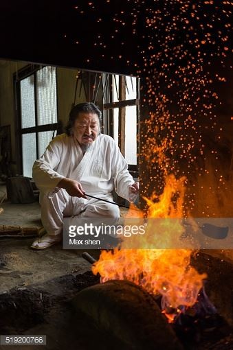 Tôi lưỡi katana- công đoạn hệ trọng nhất trong qui trình làm gươm.