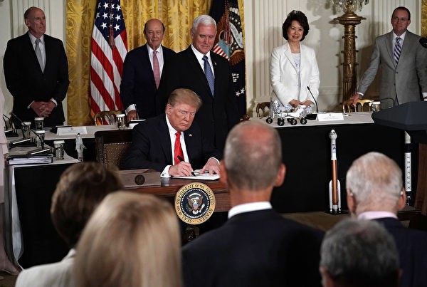 Ông Donald Trump mong muốn khôi phục lại kế hoạch không gian trước dây Ông Donald Trump mong muốn khôi phục lại kế hoạch không gian trước dây