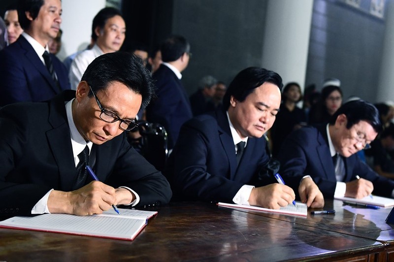 Phó thủ tướng Vũ Đức Đam, Bộ trưởng Phùng Xuân Nhạ và nguyên Chủ tịch nước Trương Tấn Sang ghi sổ tang tiễn biệt GS Phan Huy Lê