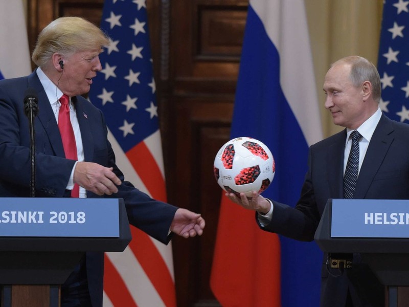 Ông Putin tặng quả bóng World Cup cho Donald Trump và nói 'Bây giờ quả bóng đã ở sân phía ông'. Ông Putin tặng quả bóng World Cup cho Donald Trump và nói 'Bây giờ quả bóng đã ở sân phía ông'.