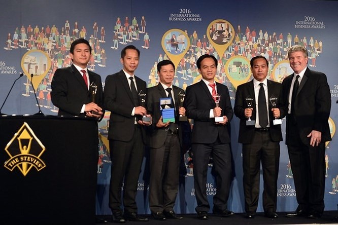 Năm 2015, Metfone trở thành nhà mạng đầu tiên khai trương dịch vụ ví điện tử eMoney và sản phẩm này được vinh danh tại Giải thưởng Kinh doanh Quốc tế 2016 (International Business Awards - IBA Stevie Awards)