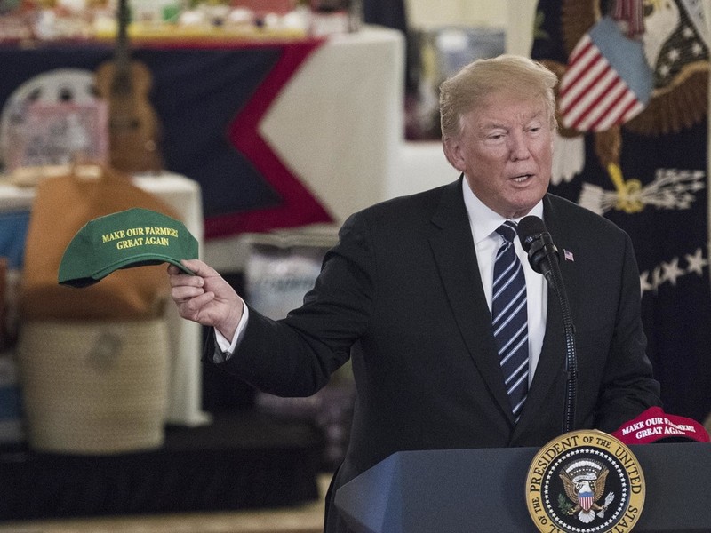 Ông Donald Trump và chiếc mũ in dòng chữ 'Làm cho người nông dân vĩ đại trở lại'