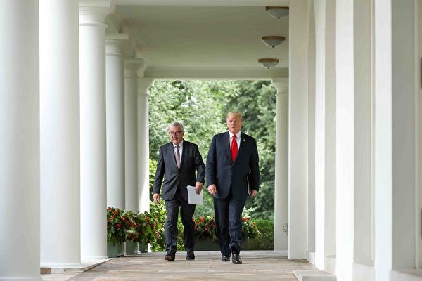 Sau khi kết thúc hội đàm, Tổng thống Donald Trump và Chủ tịch EU Jean Juncker ra gắp gỡ báo chí