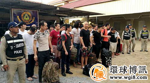 Một nhóm người Trung Quốc bị Campuchia trục xuất do đánh lộn gây mắt trật tự xã hội. Một nhóm người Trung Quốc bị Campuchia trục xuất do đánh lộn gây mắt trật tự xã hội.