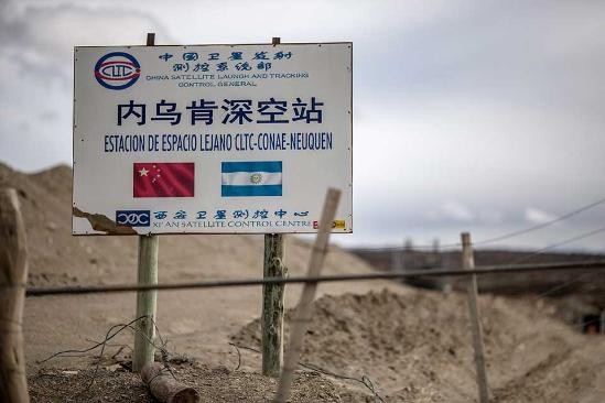 Tấm biển cảnh báo ranh giới khu vực đặt trạm liên lạc vệ tinh.