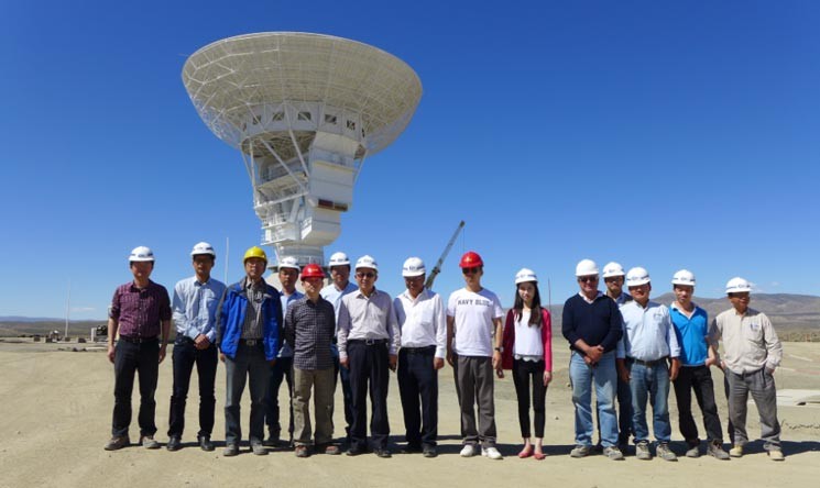 Trạm liên lạc mặt đất khi đang được xây dựng.