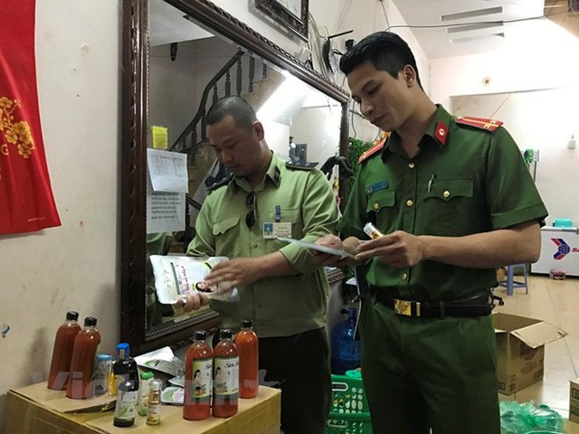 Đoàn liên ngành quận Hoàng Mai thu giữ đông dược không rõ nguồn gốc. (Ảnh Đức Duy- Vietnam+)