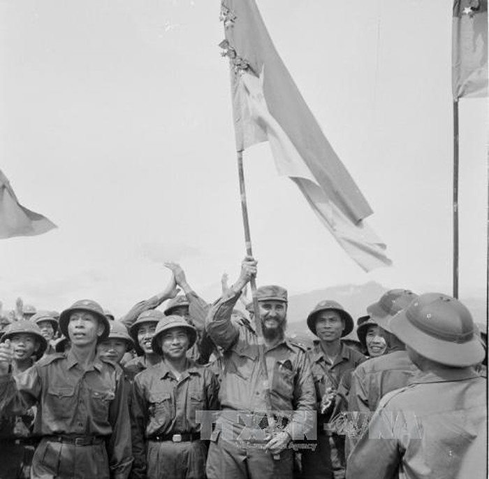 Fidel đã phất cao lá cờ của Mặt trận Dân tộc Giải phóng miền Nam Việt Nam, giọng dõng dạc: “Các đồng chí hãy đem lá cờ bách chiến bách thắng này cắm giữa Sài Gòn!”. Và chưa đầy hai năm sau, điều đó đã trở thành sự thật. Fidel đã phất cao lá cờ của Mặt trận Dân tộc Giải phóng miền Nam Việt Nam, giọng dõng dạc: “Các đồng chí hãy đem lá cờ bách chiến bách thắng này cắm giữa Sài Gòn!”. Và chưa đầy hai năm sau, điều đó đã trở thành sự thật.