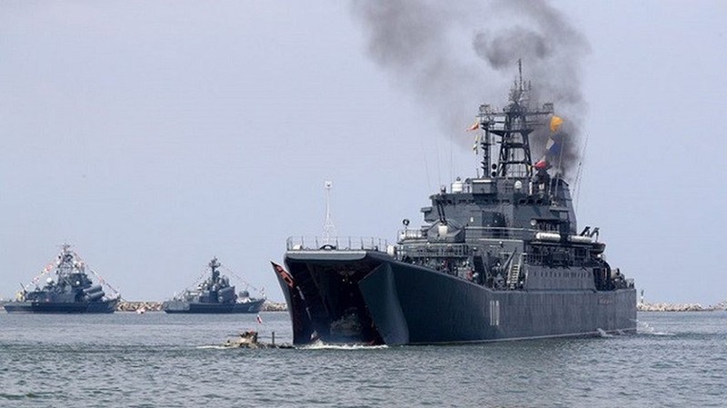 “Tôi nghĩ rằng các quốc gia này đang hành động vì lợi ích riêng của họ, tôi không thấy nhiều điều trong triển vọng dài hạn, có thể gắn kết Nga và Trung Quốc” - Bộ trưởng Quốc phòng Mỹ James Mattis. “Tôi nghĩ rằng các quốc gia này đang hành động vì lợi ích riêng của họ, tôi không thấy nhiều điều trong triển vọng dài hạn, có thể gắn kết Nga và Trung Quốc” - Bộ trưởng Quốc phòng Mỹ James Mattis.