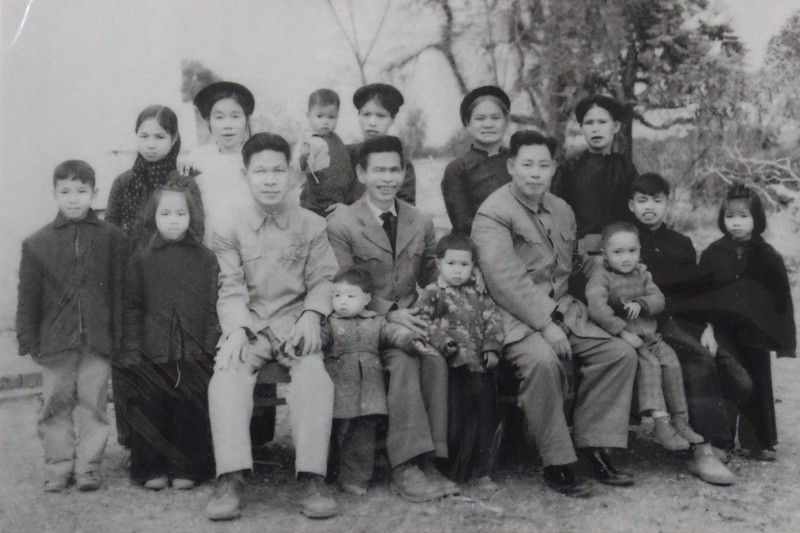 Gia đình Thượng tướng Chu Văn Tấn (ông Tấn hàng trên, bìa phải)