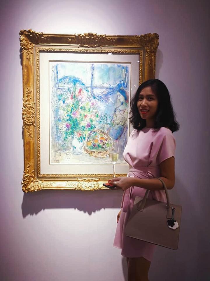 Bà Lý Bích Ngọc hàng năm đều đặn đi các “chợ” mỹ thuật nước ngoài. Bà Lý Bích Ngọc hàng năm đều đặn đi các “chợ” mỹ thuật nước ngoài.