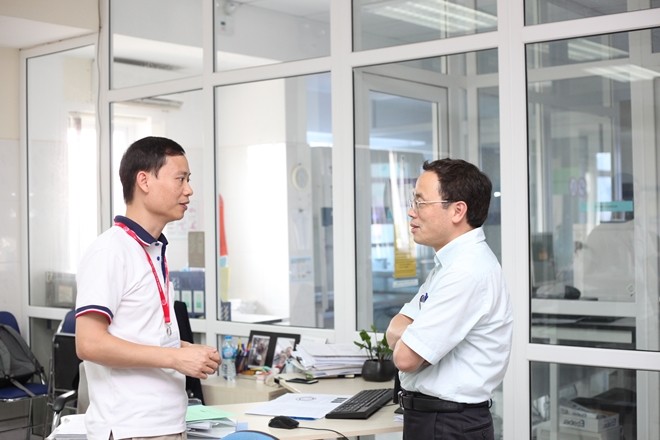 GS.TS. Tạ Thành Văn trao đổi với đồng nghiệp tại Trung tâm nghiên cứu Gen -Protein