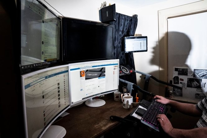 Bàn làm việc của Christopher Blair, 46 tuổi, ở bang Maine (Mỹ), nơi anh ta “chế” tin giả để kiếm sống. Ảnh: The Washington Post