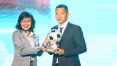 Tiền đạo Nguyễn Anh Đức nhận giải thưởng Quả bóng bạc Tiền đạo Nguyễn Anh Đức nhận giải thưởng Quả bóng bạc